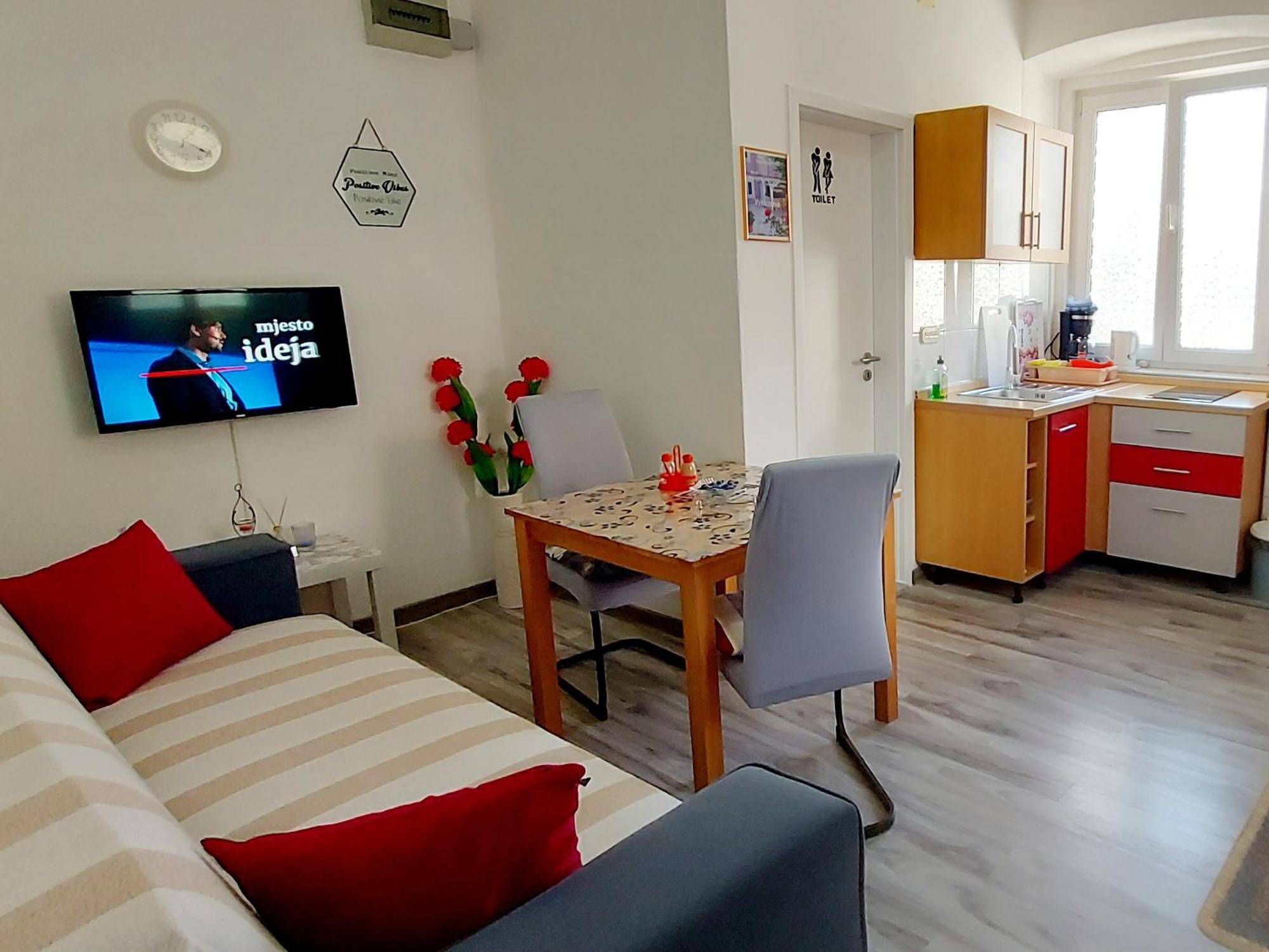 Ema & Sea Apartment'S With Free Private Parking Pula Bagian luar foto